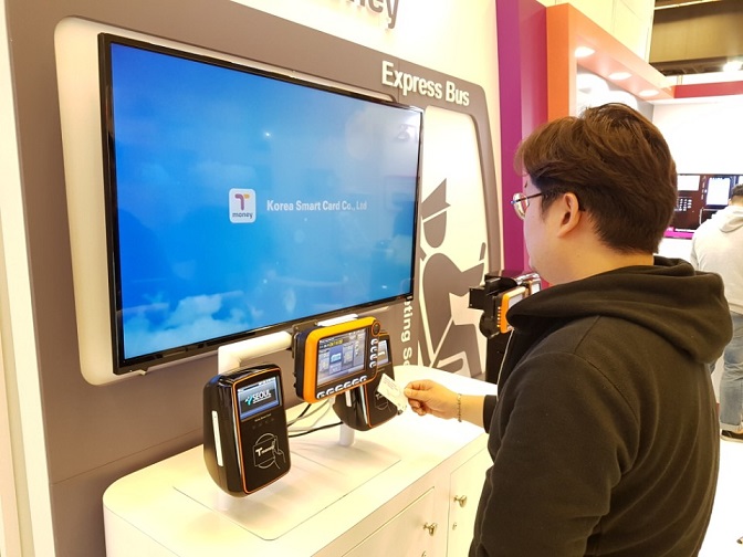 세계 대중교통박람회 티머니 부스에서 교통카드 시스템을 체험하는 남자 이미지