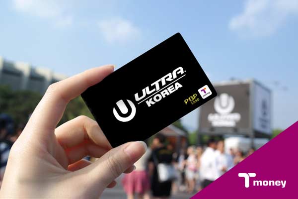 'ULTRA KOREA 2017' 페스티벌 배경에 포커스 된 ULTRA KOREA 티머니 카드 사진