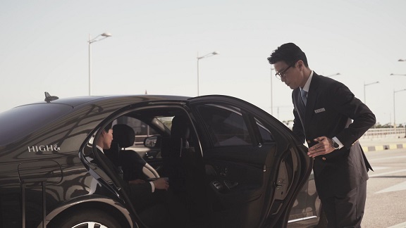 차 문을 열어주는 기사