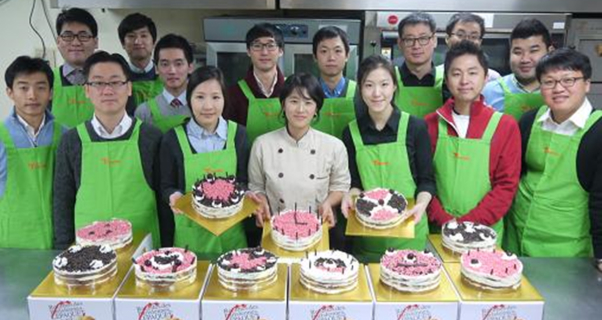 케이크 만들기 봉사활동 단체사진