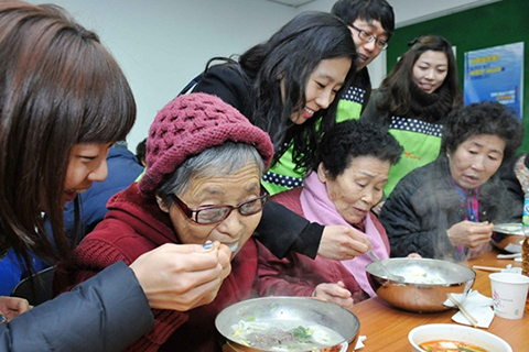 노인 무료급식 봉사 활동 사진